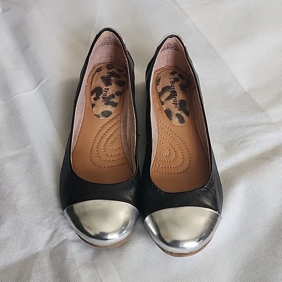 Bare Traps suzie flats size 7M
